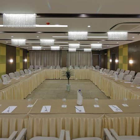 Hotel Pragati The Grand Ahmadabad Zewnętrze zdjęcie