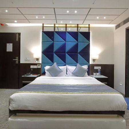 Hotel Pragati The Grand Ahmadabad Zewnętrze zdjęcie