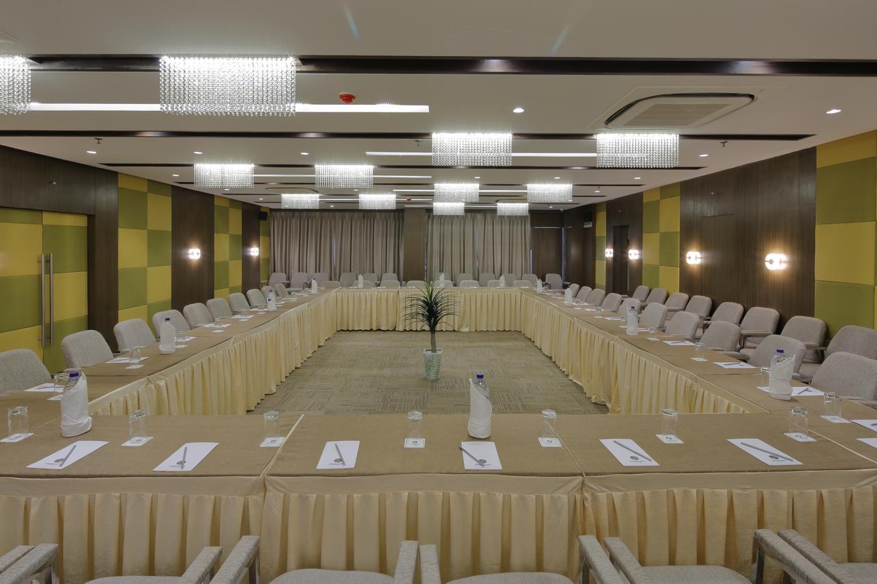 Hotel Pragati The Grand Ahmadabad Zewnętrze zdjęcie