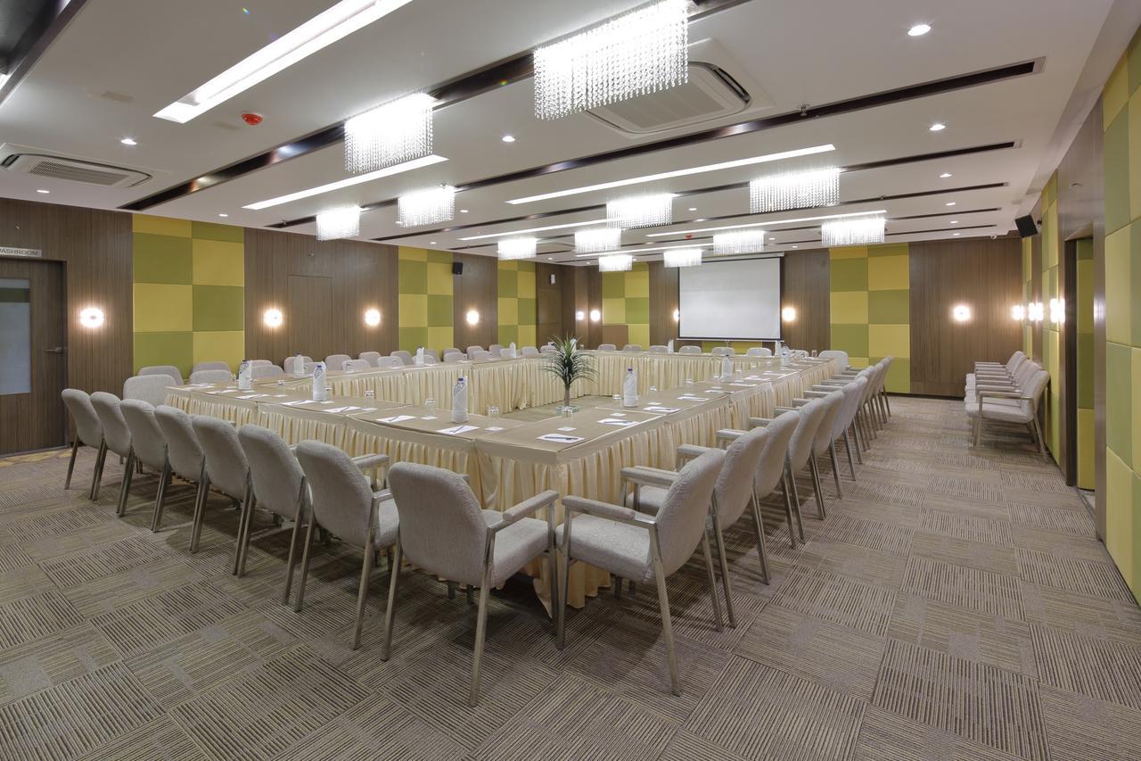 Hotel Pragati The Grand Ahmadabad Zewnętrze zdjęcie