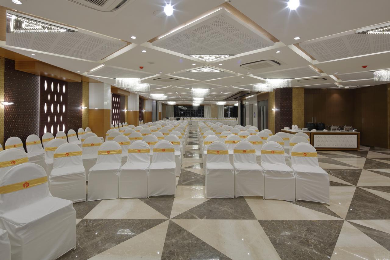 Hotel Pragati The Grand Ahmadabad Zewnętrze zdjęcie