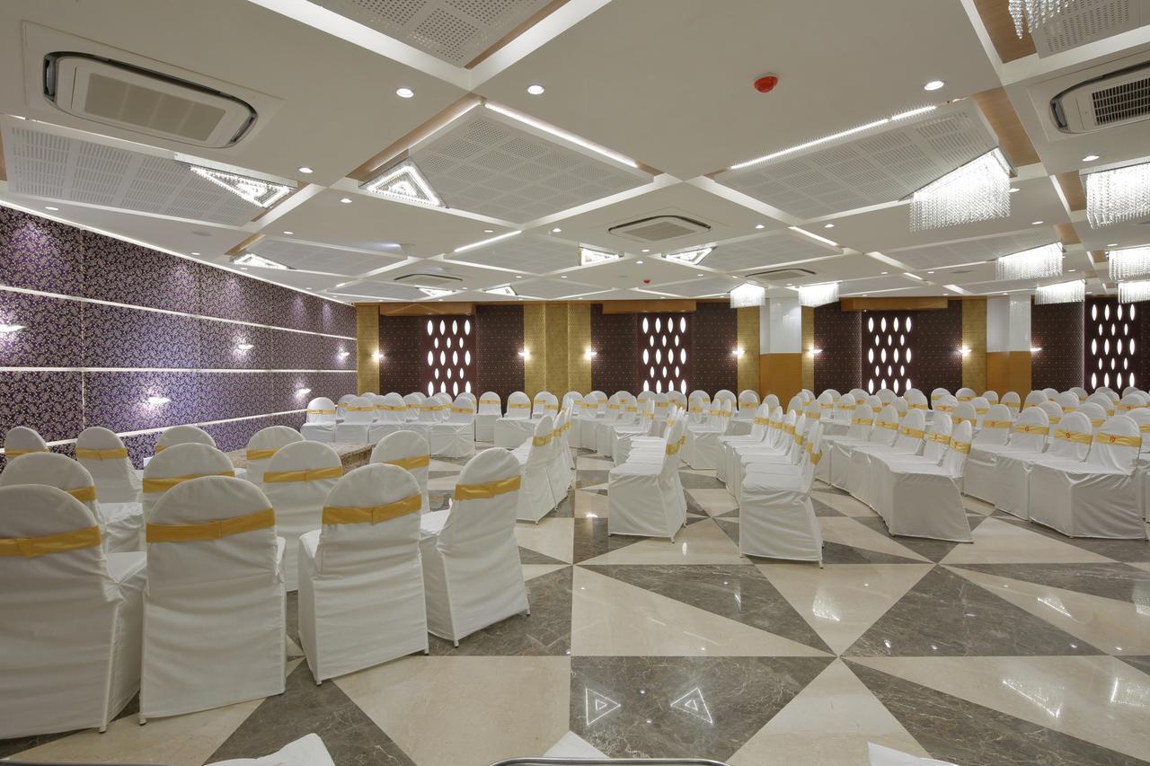 Hotel Pragati The Grand Ahmadabad Zewnętrze zdjęcie