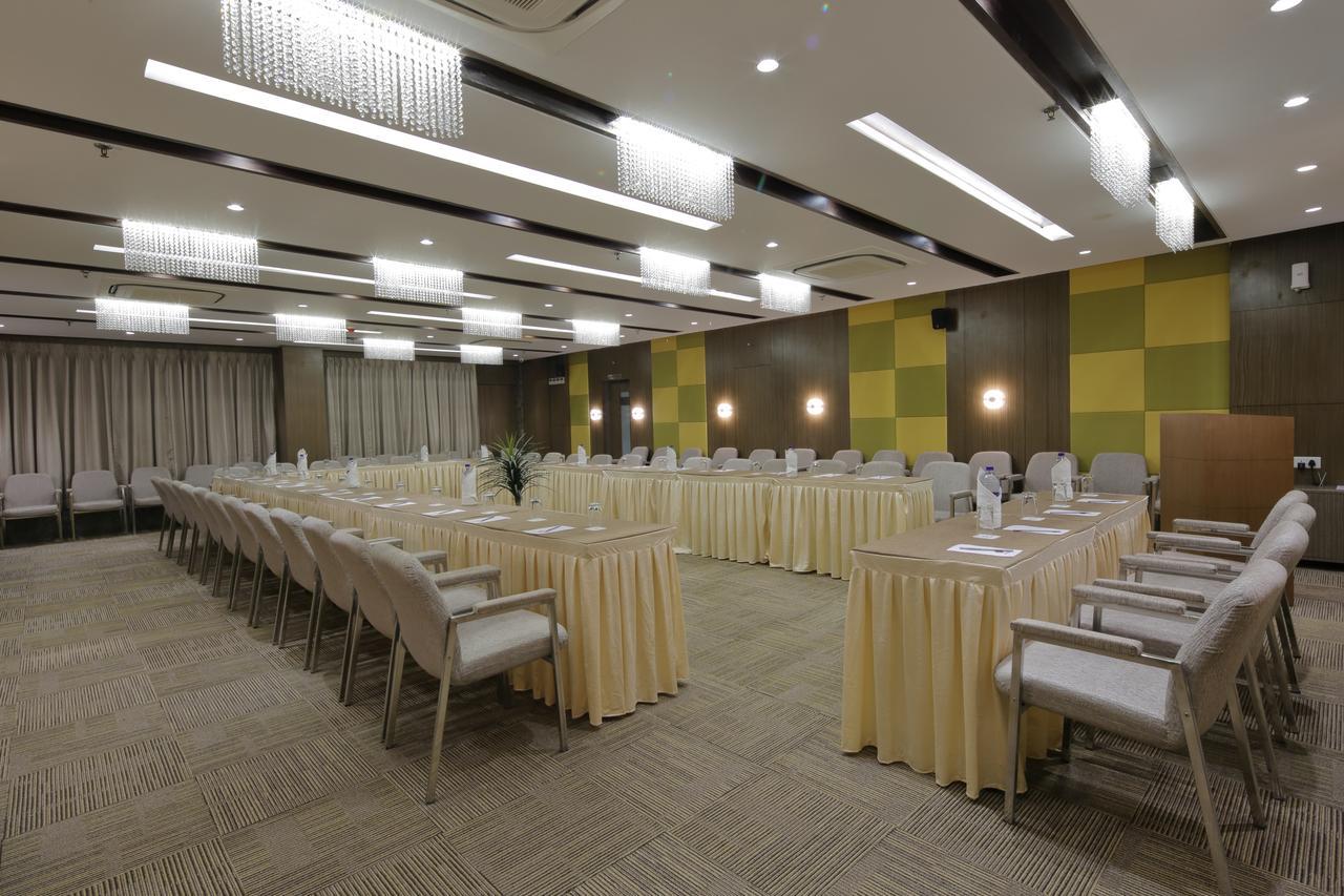 Hotel Pragati The Grand Ahmadabad Zewnętrze zdjęcie