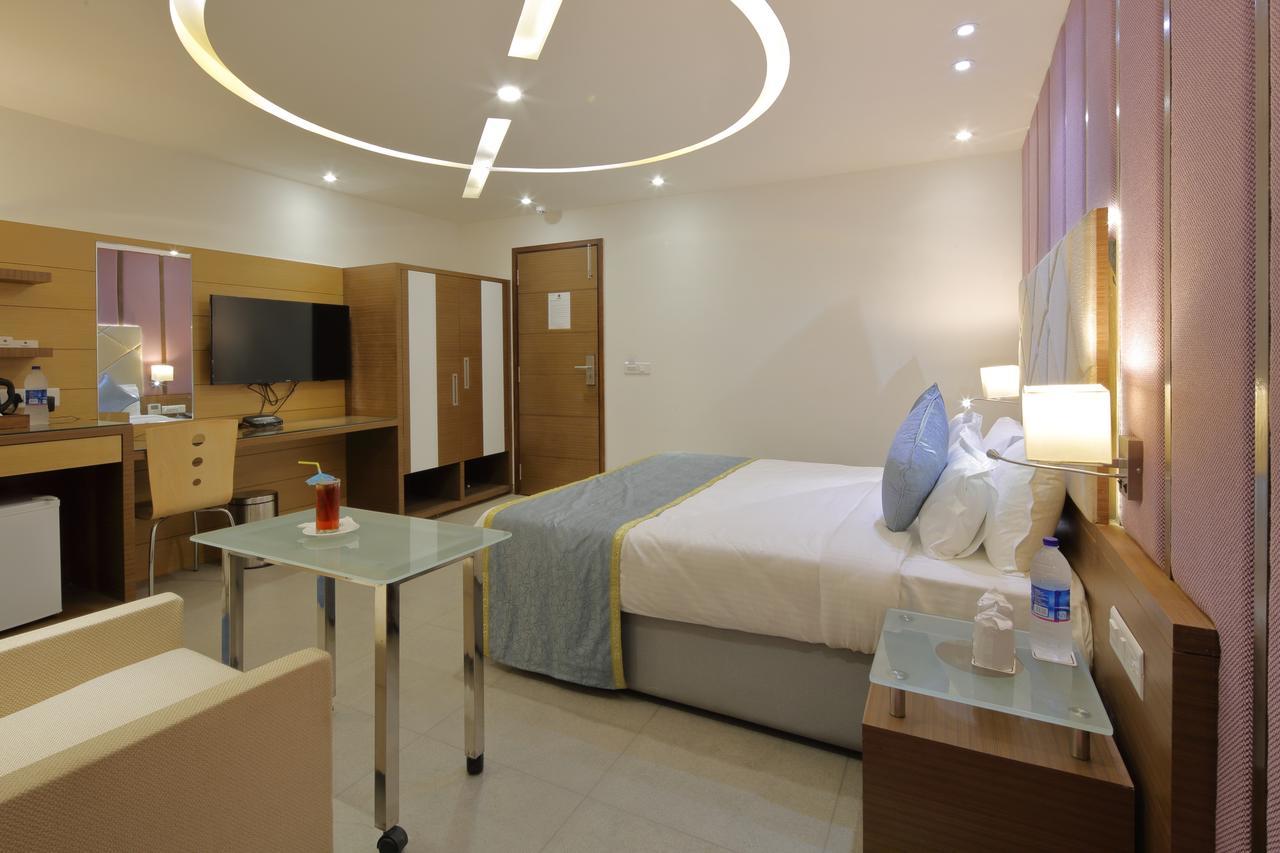 Hotel Pragati The Grand Ahmadabad Zewnętrze zdjęcie