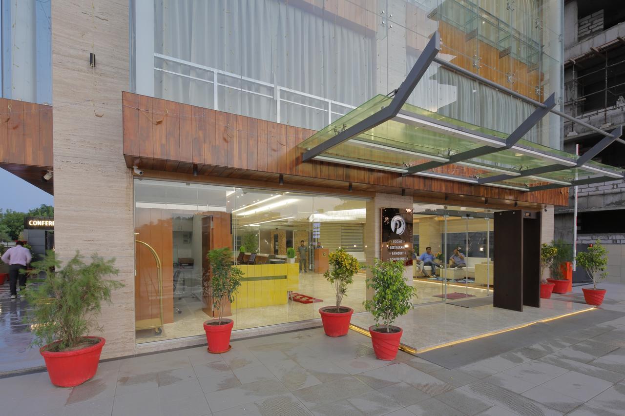 Hotel Pragati The Grand Ahmadabad Zewnętrze zdjęcie