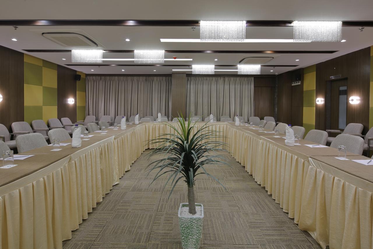 Hotel Pragati The Grand Ahmadabad Zewnętrze zdjęcie