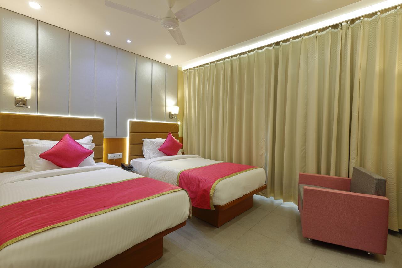 Hotel Pragati The Grand Ahmadabad Zewnętrze zdjęcie