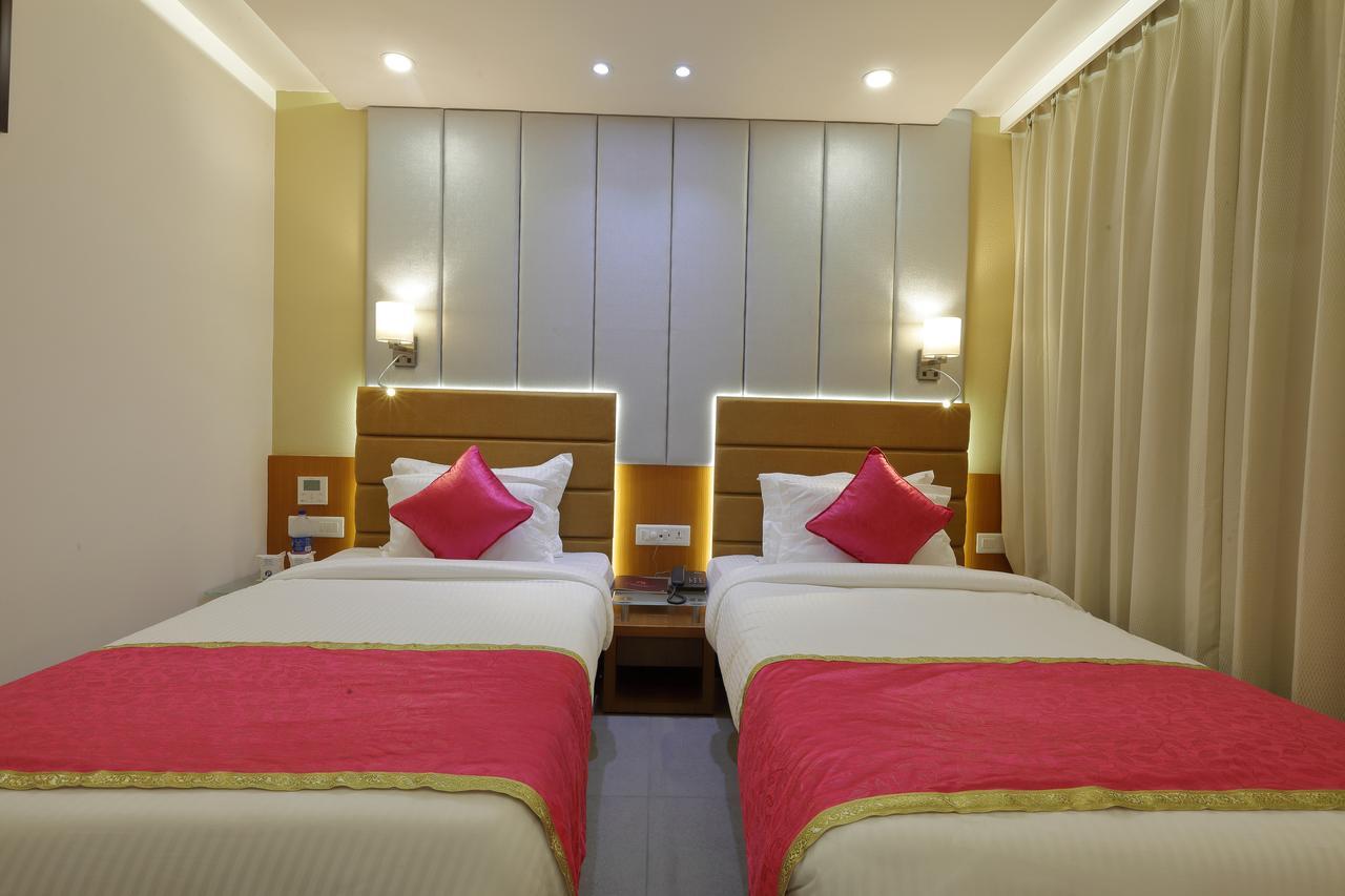 Hotel Pragati The Grand Ahmadabad Zewnętrze zdjęcie