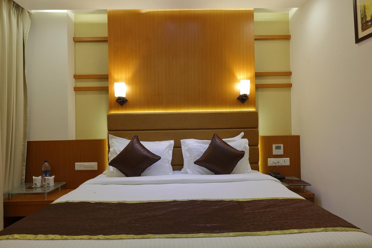 Hotel Pragati The Grand Ahmadabad Zewnętrze zdjęcie