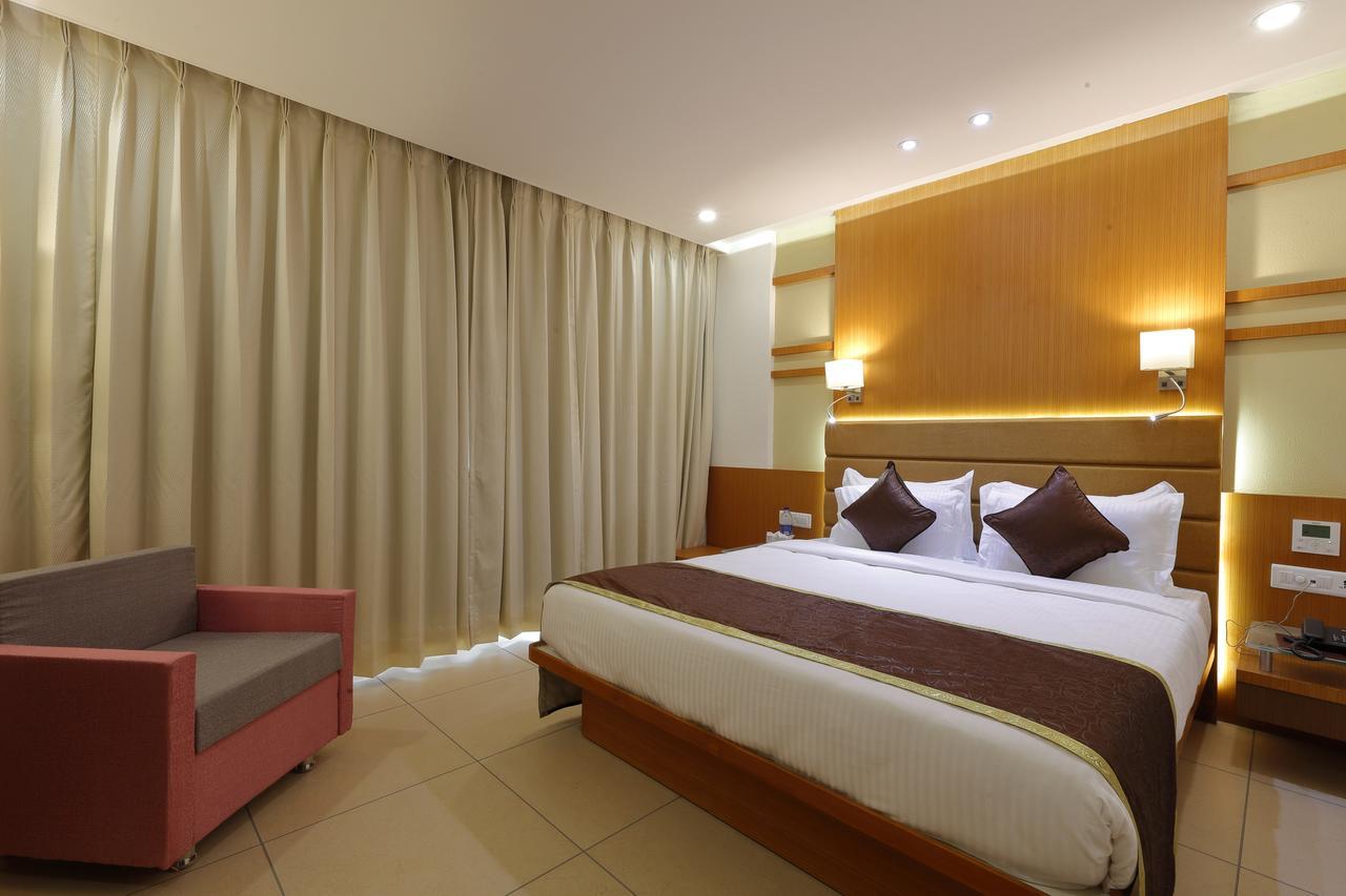 Hotel Pragati The Grand Ahmadabad Zewnętrze zdjęcie