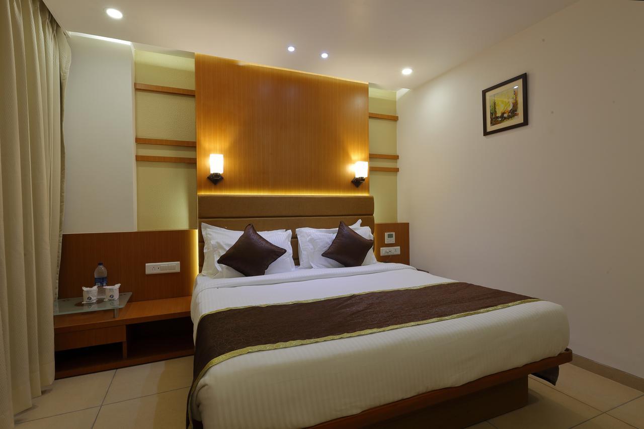 Hotel Pragati The Grand Ahmadabad Zewnętrze zdjęcie
