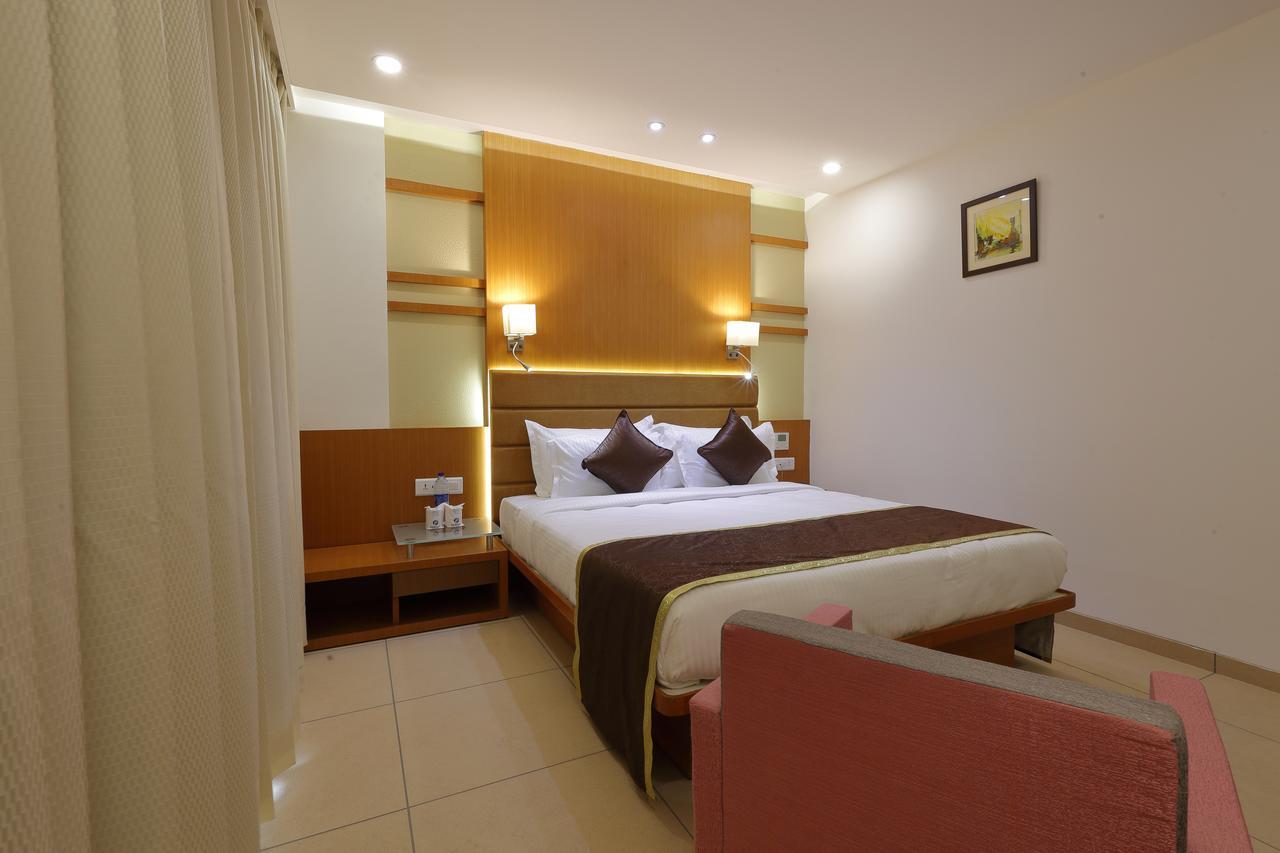 Hotel Pragati The Grand Ahmadabad Zewnętrze zdjęcie