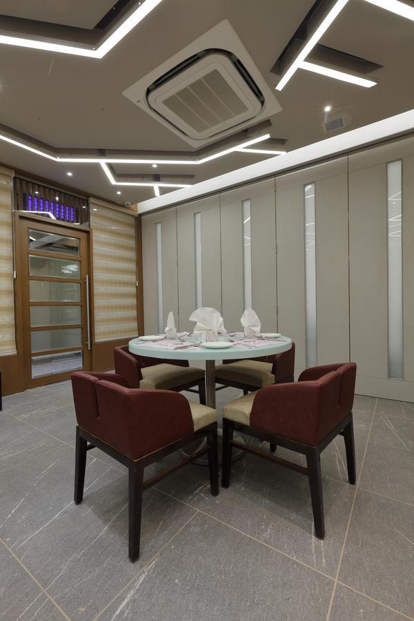 Hotel Pragati The Grand Ahmadabad Zewnętrze zdjęcie