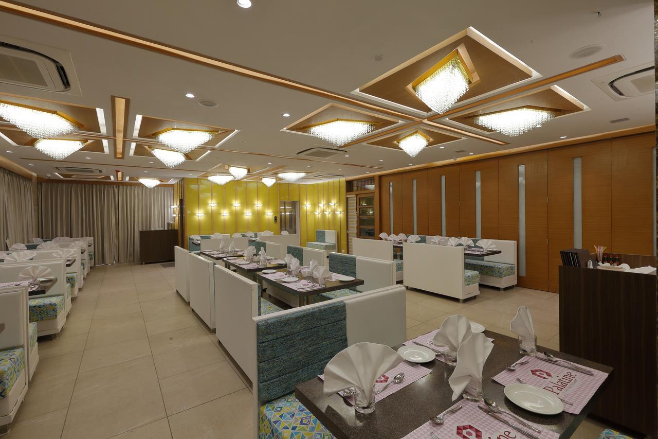 Hotel Pragati The Grand Ahmadabad Zewnętrze zdjęcie