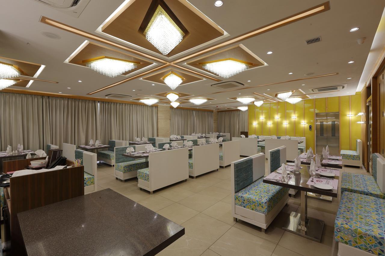 Hotel Pragati The Grand Ahmadabad Zewnętrze zdjęcie