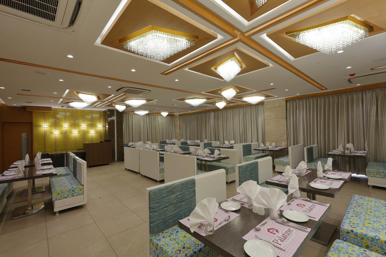 Hotel Pragati The Grand Ahmadabad Zewnętrze zdjęcie