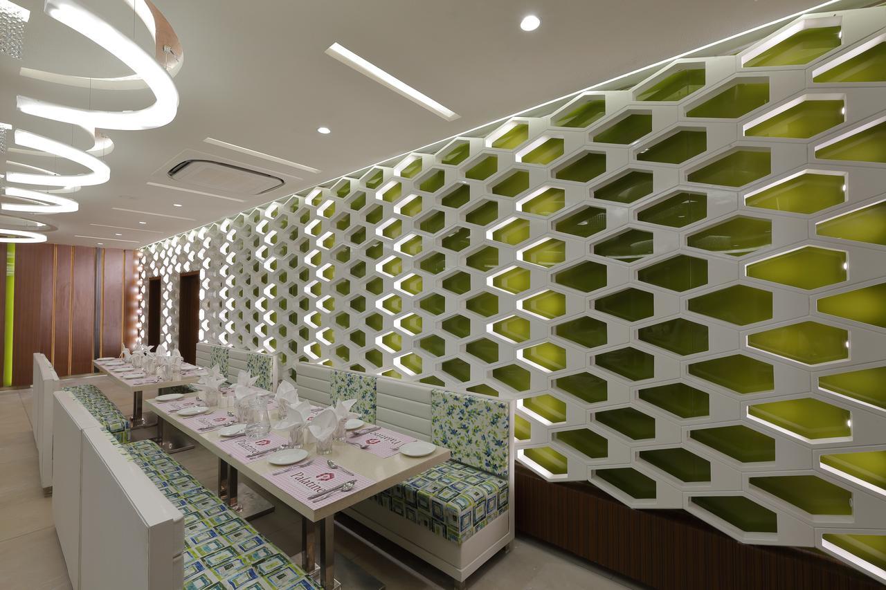 Hotel Pragati The Grand Ahmadabad Zewnętrze zdjęcie