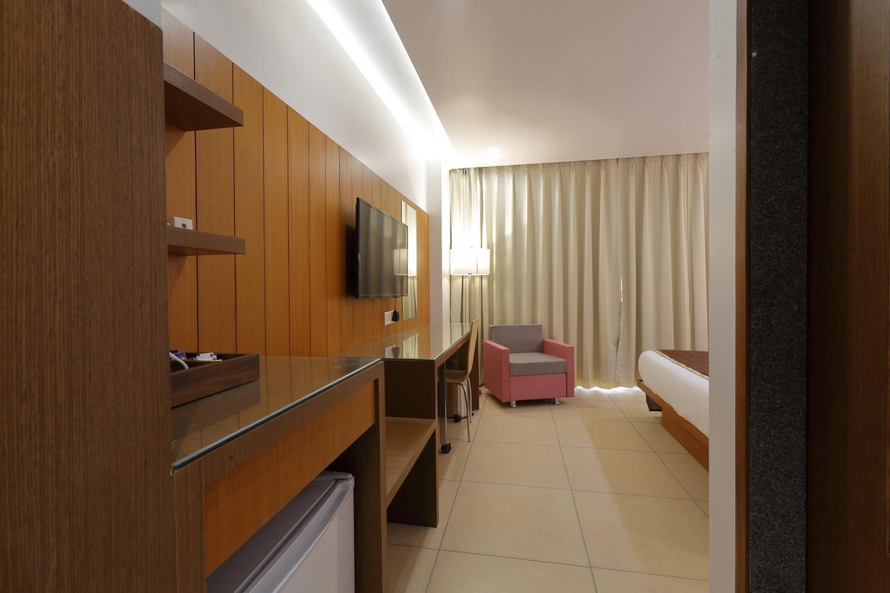 Hotel Pragati The Grand Ahmadabad Zewnętrze zdjęcie