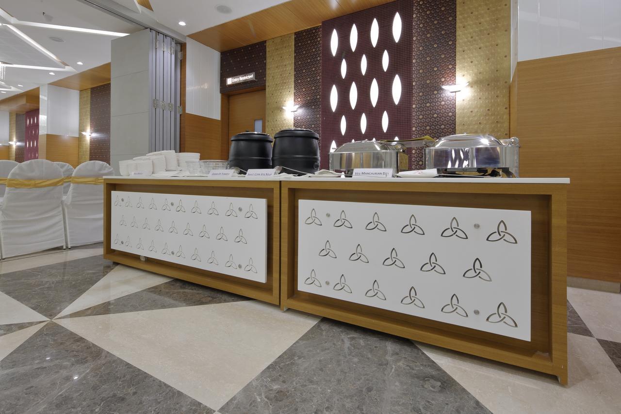 Hotel Pragati The Grand Ahmadabad Zewnętrze zdjęcie
