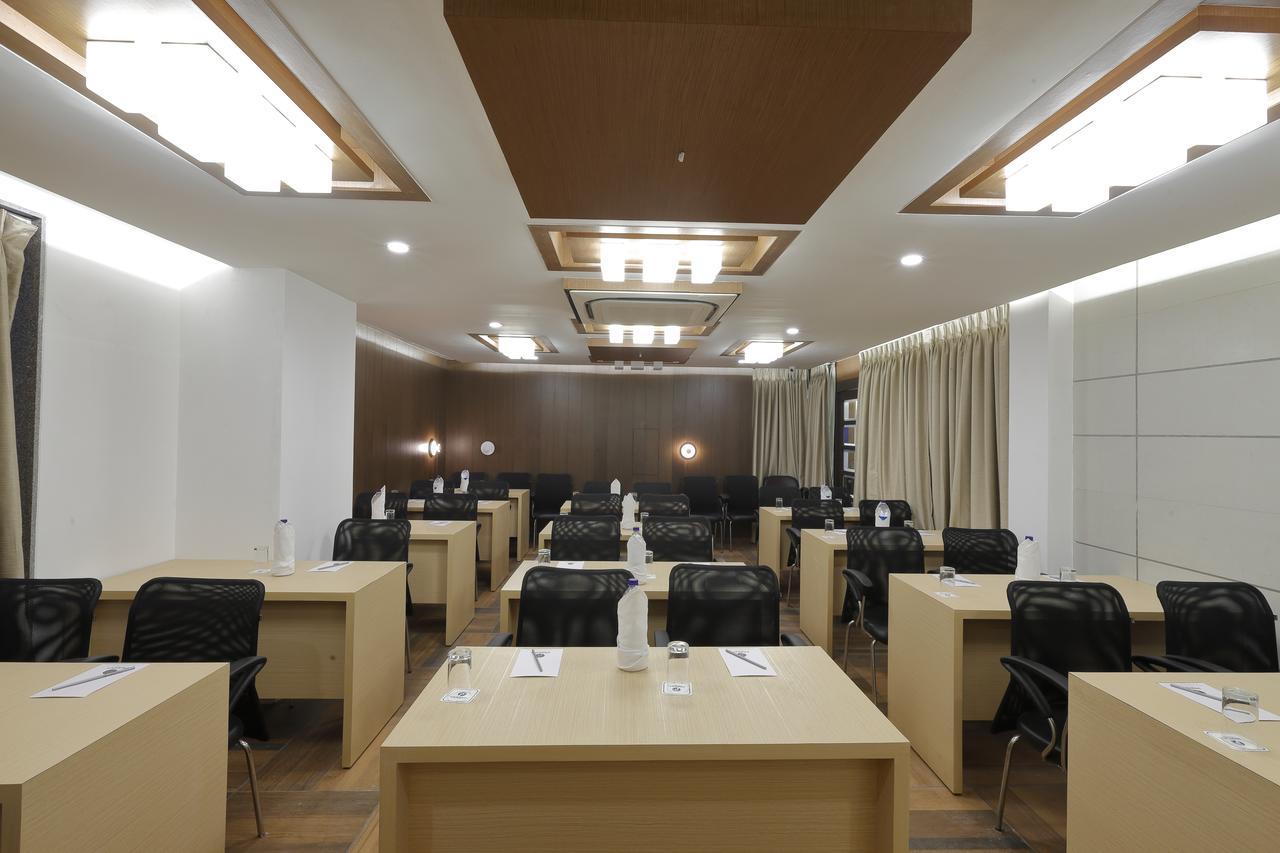 Hotel Pragati The Grand Ahmadabad Zewnętrze zdjęcie