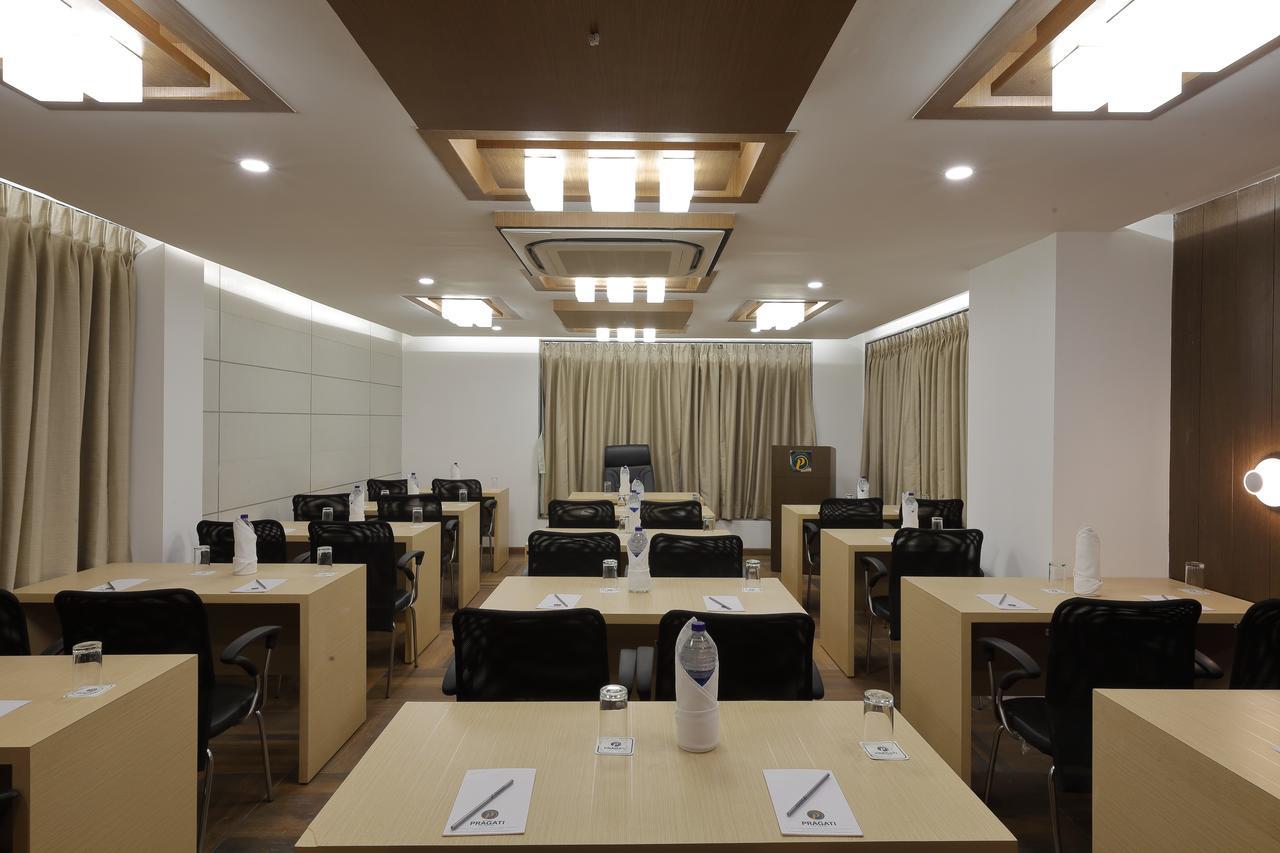 Hotel Pragati The Grand Ahmadabad Zewnętrze zdjęcie