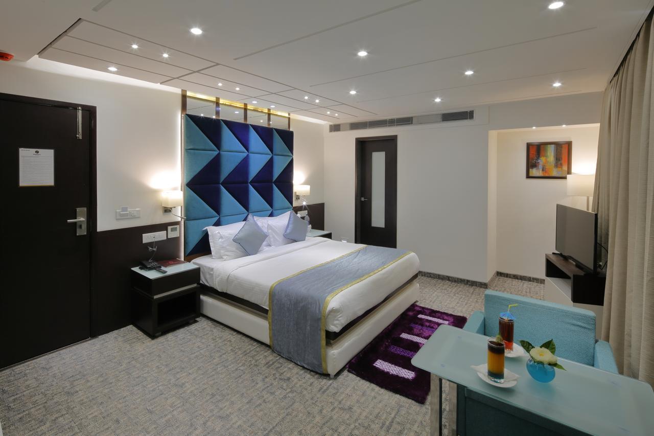 Hotel Pragati The Grand Ahmadabad Zewnętrze zdjęcie