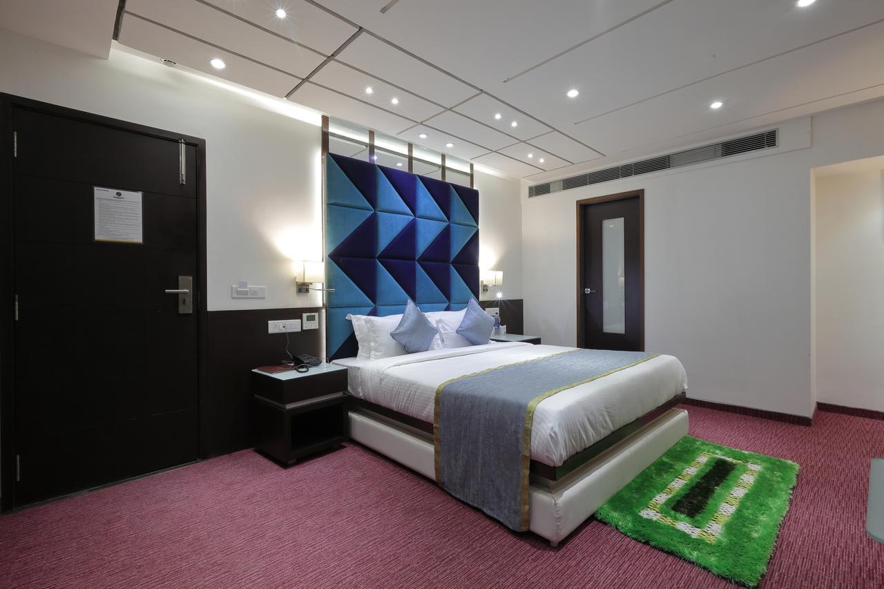 Hotel Pragati The Grand Ahmadabad Zewnętrze zdjęcie