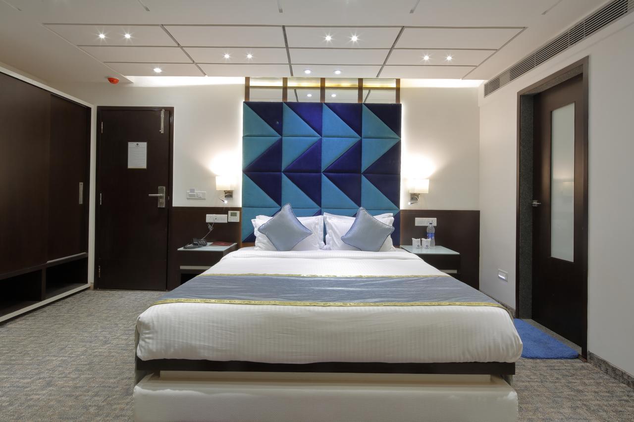 Hotel Pragati The Grand Ahmadabad Zewnętrze zdjęcie