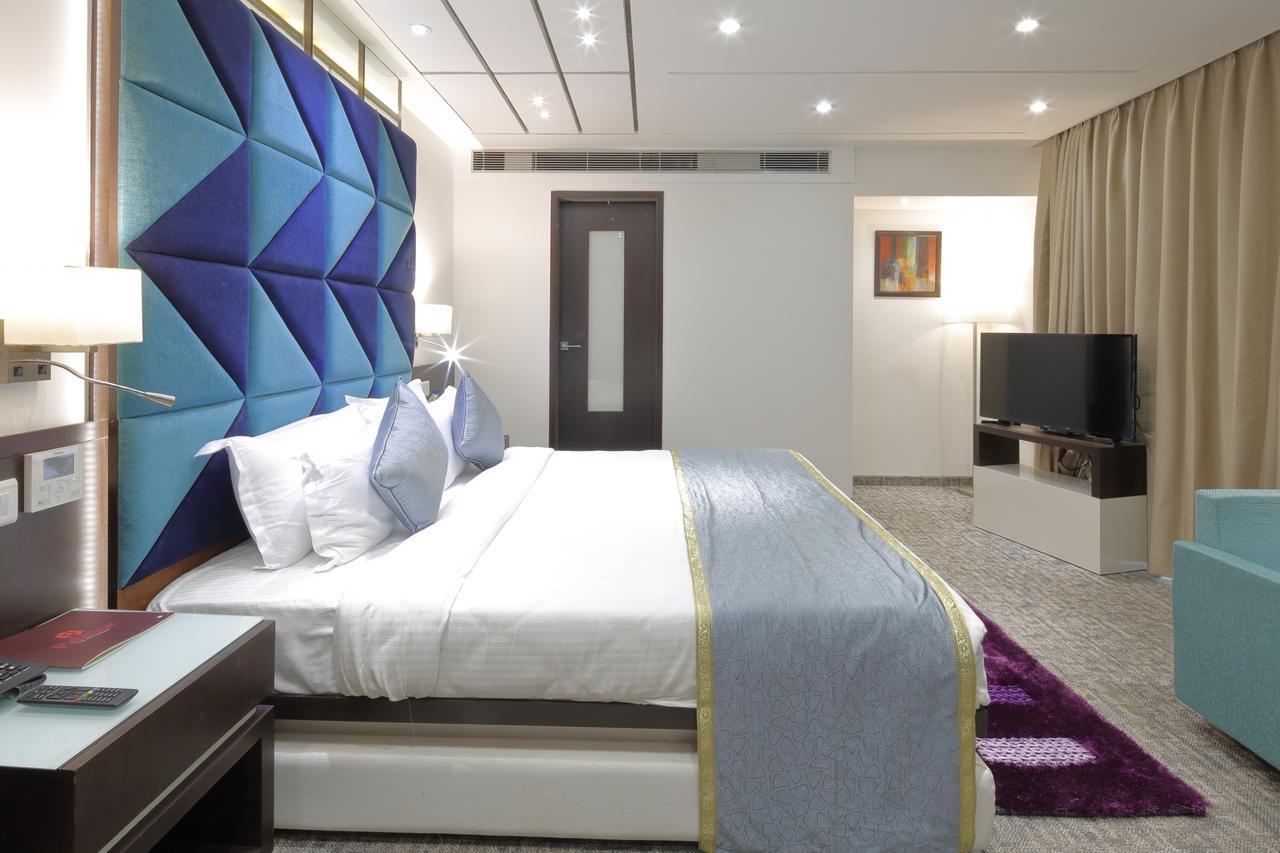 Hotel Pragati The Grand Ahmadabad Zewnętrze zdjęcie
