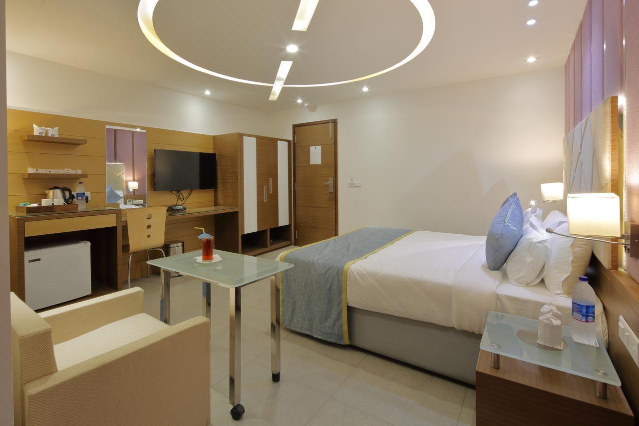 Hotel Pragati The Grand Ahmadabad Zewnętrze zdjęcie