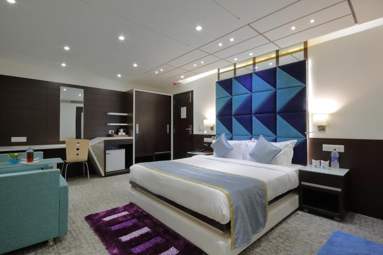 Hotel Pragati The Grand Ahmadabad Zewnętrze zdjęcie