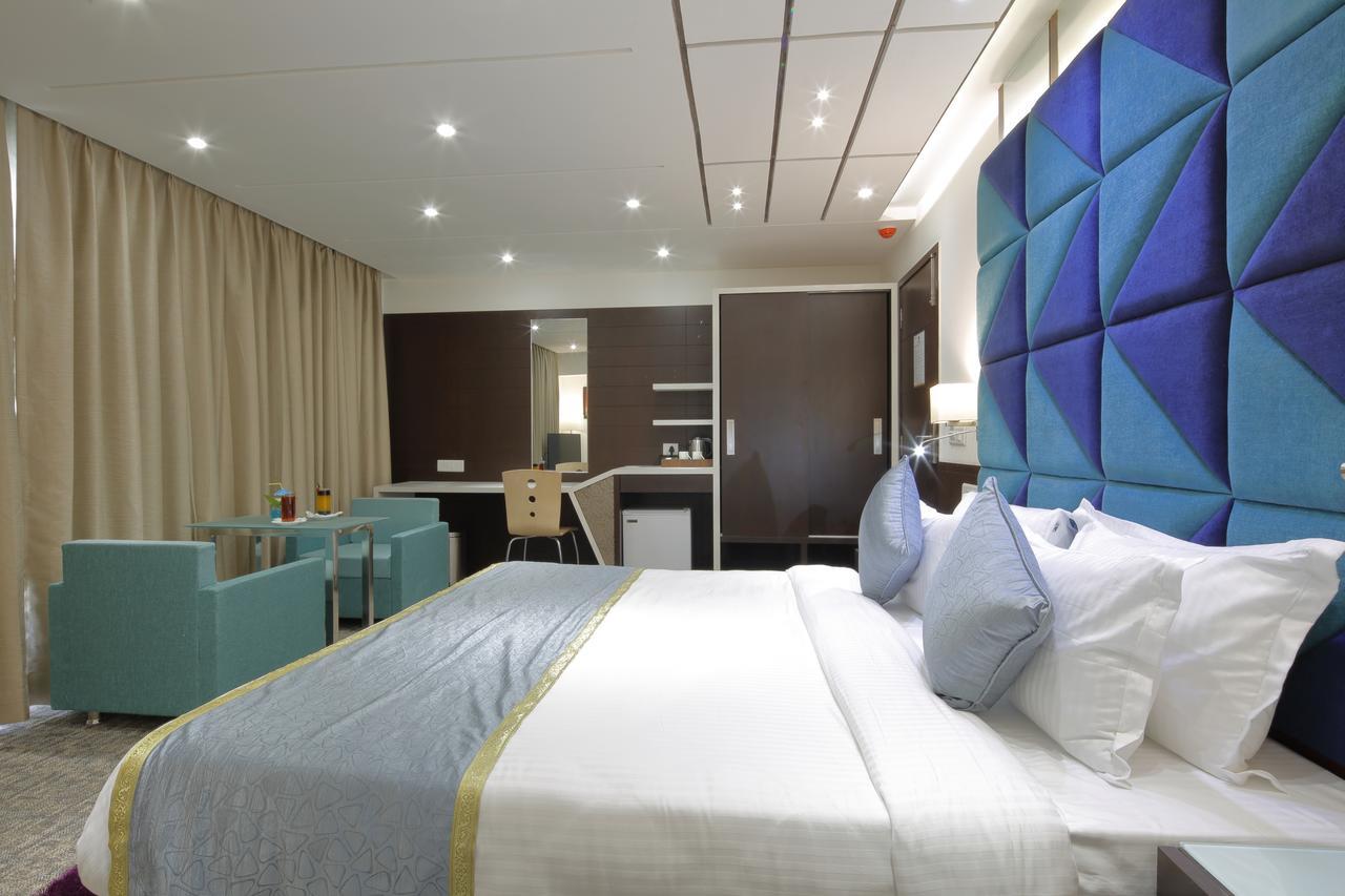 Hotel Pragati The Grand Ahmadabad Zewnętrze zdjęcie