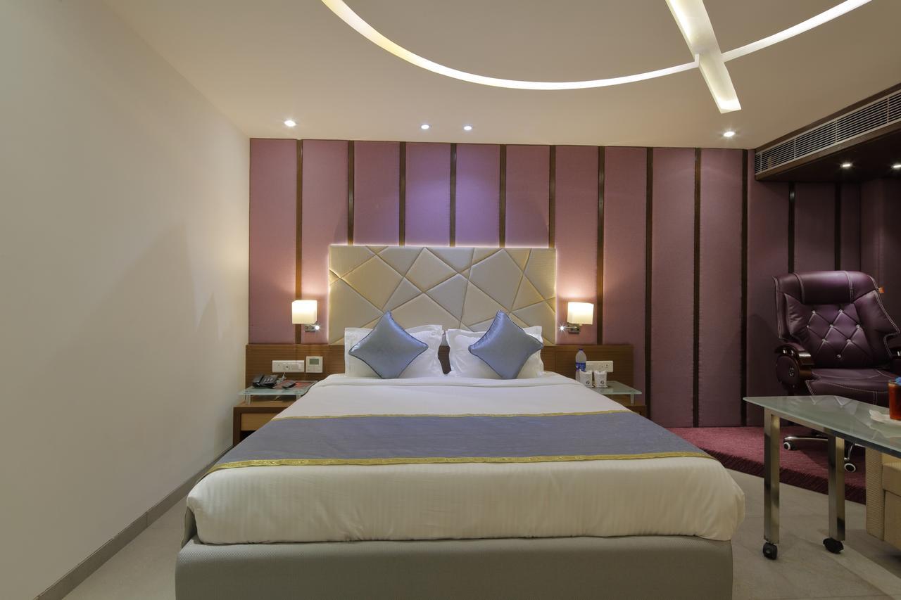 Hotel Pragati The Grand Ahmadabad Zewnętrze zdjęcie